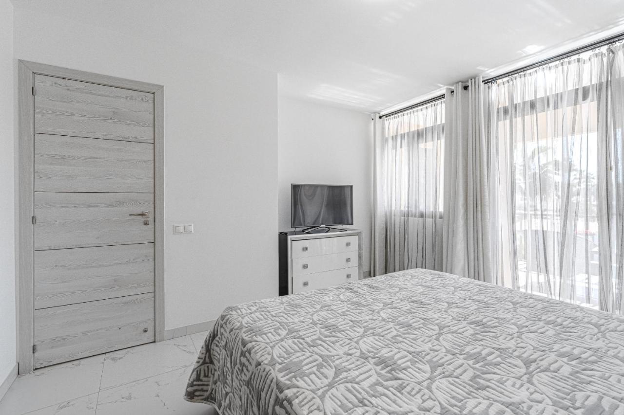 Amazing 3 Bedroom Apartment On The First Line Of The Best Las Americas Beach, Air Conditioner And Terrace Ocean View Playa de las Americas  Exterior foto