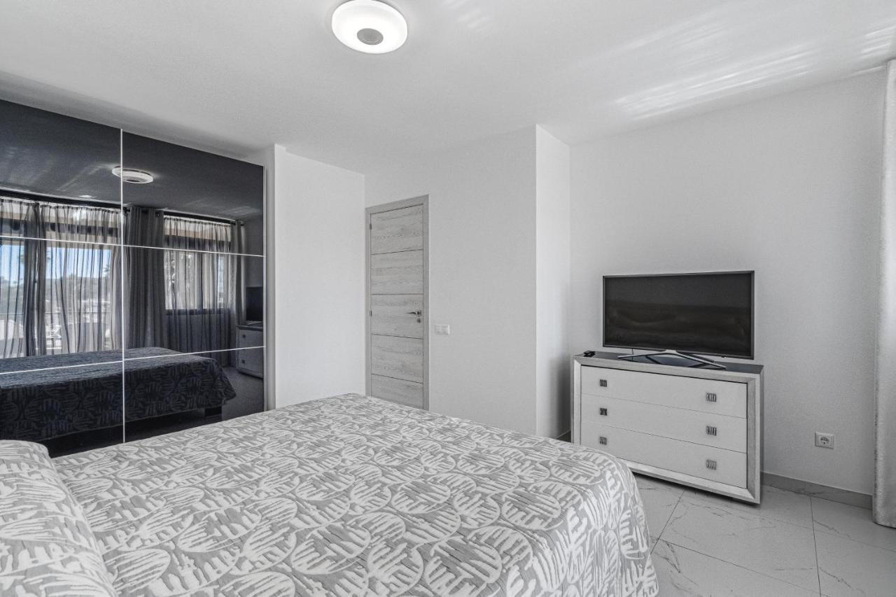Amazing 3 Bedroom Apartment On The First Line Of The Best Las Americas Beach, Air Conditioner And Terrace Ocean View Playa de las Americas  Exterior foto